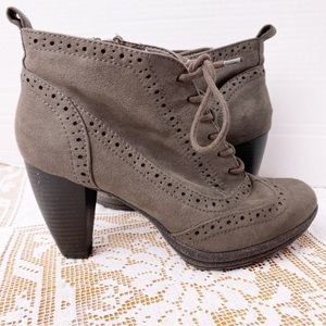 Pesaro Women’s Size 7 Faux Suede Wingtip Lace Up Booties Kensington
